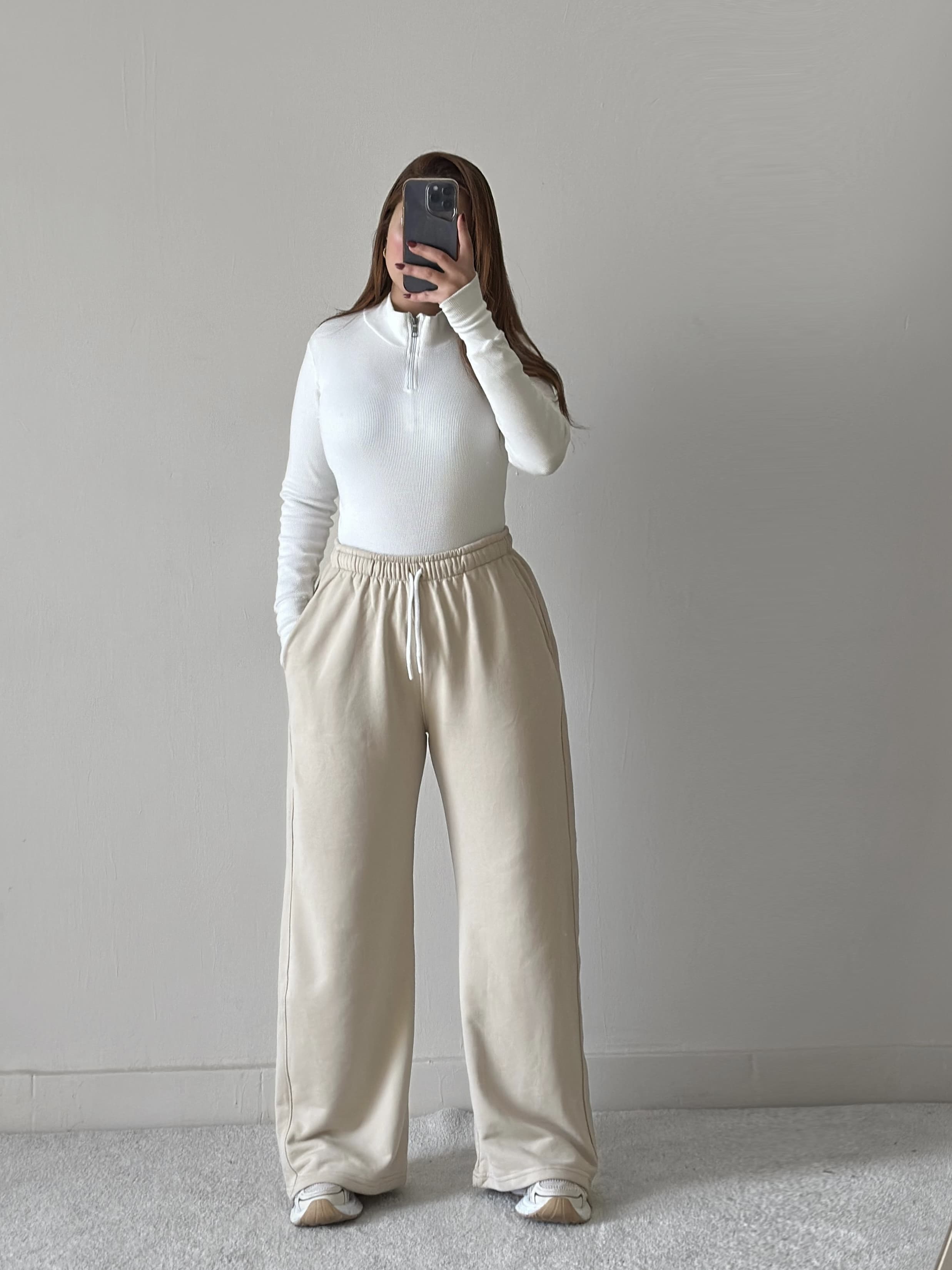 Wide-leg sweatpants